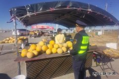 哈巴河执法大队：清理摆摊设点 护航公路安全