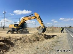 哈巴河执法大队：清理非法道口，保障公路安全畅通