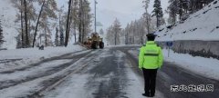 布尔津执法大队：风雪护航 S232线 联动除雪保通行