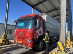 阿勒泰执法支队富蕴执法大队：联合夜查显威力 重拳治超保畅通