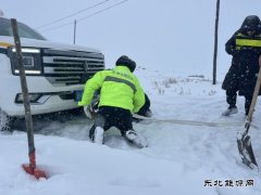哈巴河执法大队：风雪保畅通，救援在路上
