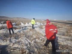 布尔津执法大队联合北屯养护所 预防消除K67路段路面结冰隐患